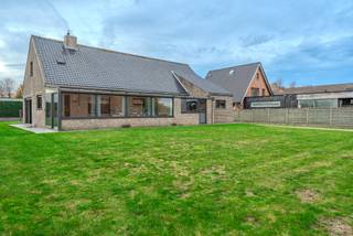<p><strong><span>TE KOOP – Villa met atelier/werkplaats en uitzonderlijk potentieel in Zerkegem</span></strong></p>
<p><span>Op een prachtig perceel van ca. </span><strong><span>1.300 m²</span></strong><span> bevindt zich deze degelijk gebouwde villa uit </span><strong><span>1985</span></strong><span>, gecombineerd met een ruim atelier/werkplaats. De eigendom geniet van een rustige ligging met een prachtig open zicht op de omliggende weiden, wat zorgt voor een unieke woonomgeving.</span></p>
<p><span>De woning werd stevig gebouwd en biedt tal van uitbreidingsmogelijkheden. De ruime zolderverdieping leent zich perfect voor een verdere inrichting, waarbij het mogelijk is om </span><strong><span>tot vier extra slaapkamers en een bijkomende badkamer</span></strong><span> te creëren. Hierdoor is deze eigendom uitermate geschikt voor grote gezinnen, zelfstandigen of wie wonen en werken wil combineren.</span></p>
<p><strong><span>Troeven van deze eigendom:</span></strong></p>
<ul>
<li><span>Degelijk gebouwde villa (1985)</span></li>
<li><span>Ruim atelier/werkplaats, ideaal voor zelfstandige activiteit of hobby</span></li>
<li><span>Perceel van ca. 1.300 m² met mooie tuin</span></li>
<li><span>Grote zolderruimte met potentieel voor 4 extra slaapkamers en een badkamer</span></li>
<li><span>Stevige constructie met tal van mogelijkheden</span></li>
<li><span>Rustige ligging in Zerkegem met een prachtig open zicht op de omliggende weiden</span></li>
</ul>
<p><span>Bent u op zoek naar een woning met ruimte, mogelijkheden en een uitstekende ligging? Dan is deze eigendom beslist een bezoek waard.</span></p>