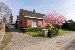 Deze laagbouwwoning met onder meer vier slaapkamers, een bureau en een ruime garage is gelegen op een perceel van ca. 938 m² en bevindt zich in...