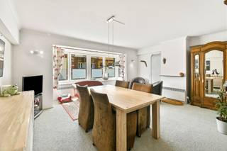 Bent u op zoek naar een ruim appartement op een uitstekende locatie aan de Belgische kust? Dan is dit verzorgd appartement in het centrum van Westende-Bad zeker een bezoek waard. Gelegen op wandelafstand van de zeedijk, het strand, winkels en gezellige horecazaken geniet u hier van alles wat de kust te bieden heeft.<br /><br />De lichtrijke leefruimte vormt het hart van het appartement en biedt voldoende plaats voor een comfortabele zit- en eethoek. Aansluitend bevindt zich de open keuken, die praktisch is ingericht en voorzien is van de nodige toestellen. Daarnaast beschikt het appartement over een handige berging, ideaal voor extra opslag. Verder zijn er twee volwaardige slaapkamers, een badkamer en een afzonderlijk gastentoilet, waardoor het appartement perfect geschikt is als vaste woonst, tweede verblijf of investering.<br /><br />Kortom, een ruim en praktisch ingedeeld appartement op een absolute topligging in Westende-Bad, waar rust, strand en levendigheid hand in hand gaan.<br /><br />Interesse? Contacteer ons vandaag nog voor meer informatie of plan een bezoek in en ontdek zelf de troeven van dit appartement.<br /><br />Neem voorsprong met een vrijblijvende en gratis schatting van uw eigendom via:<br />http://www.residentievastgoed.be/gratisonlineschatten<br /><br />EPC: 367 kWh/m² - UC: 3914148 ~ Vg, Wg, Gvkr, Gvv, Gmo ~ Ref. MI24986