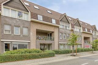 Het appartement kent volgende indeling:GELIJKVLOERS:- Inkomhal op laminaat.- Ruime woonkamer aan de voorzijde van het gebouw met toegang tot...