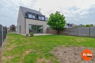 <strong>OORDEGEM – Recente en uitstekend onderhouden HOB met drie slaapkamers en tuin. </strong><br /><br />Deze recente woning bevindt zich langs de verbindingsweg tussen Aalst en Wetteren, op wandel- en fietsafstand van winkels, scholen en openbaar vervoer. Bovendien geniet u van een uitstekende bereikbaarheid dankzij de nabijheid van diverse invalswegen.<br /><br />Deze moderne woning combineert een stijlvol en gezellig interieur met optimaal wooncomfort. Bij de bouw werd gekozen voor duurzame en kwalitatieve materialen, terwijl de uitstekende isolatie, efficiënte verwarmingsinstallatie en hoogrendementsbeglazing zorgen voor een bijzonder energiezuinige woning. Dit vertaalt zich in een gunstige EPC-score, waardoor u zorgeloos kunt wonen zonder renovatieverplichtingen.<br /><br />Op het gelijkvloers beschikt de woning over een inkomhal met apart gastentoilet, een lichtrijke en aangename leefruimte met open haard en een aansluitende open, volledig geïnstalleerde keuken. Daarnaast is er een praktische afzonderlijke bergruimte aanwezig. Het verdiep omvat een nachthal, drie volwaardige slaapkamers, een badkamer met inloopdouche en een apart toilet. De geïsoleerde zolder biedt bovendien extra opslagmogelijkheden.<br /><br />Buiten geniet u van een volledig afgesloten, onderhoudsvriendelijke en zonnige tuin met terras en een extra tuinberging. Een bijkomende troef is de rechtstreekse toegang tot de tuin via de straatzijde. Vooraan de woning is er voldoende parkeergelegenheid voorzien.<br /><br />Een instapklare woning die comfort, energiezuinigheid en een centrale ligging perfect weet te combineren.<br /><br />Info en bezoek: 053/60.65.60.<br />De vermelde prijs is een richtprijs. Na ontvangst van de biedingen zal de verkoper beslissen of hij/zij de eigendom verkoopt aan het beste bod. De richtprijs is aldus niet bindend voor de verkoper. Voor meer info kunt u ons contacteren of het reglement raadplegen op onze website.