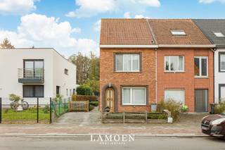 <p>Aan de Kapelstraat in Sint-Niklaas vinden we deze ruime halfopen bebouwing. <br />De ligging is uitstekend: het Waasland Shopping Center, scholen en supermarkten liggen op wandelafstand, een bushalte bevindt zich op amper 100 meter, en via de invalswegen bent u vlot op de E17. Het groene Puitvoetbos ligt bovendien om de hoek.<br />Op het gelijkvloers geniet u van een lichtrijke leefruimte die naadloos aansluit op de open keuken. Dankzij de bijbouw werd hier extra leefruimte gecreëerd. <br />Vooraan bevindt zich een aparte ruimte die zich perfect leent als bureau, ideaal voor wie thuis werkt.<br />Op de verdieping bevinden zich twee slaapkamers en een badkamer. Op de bovenste verdieping vinden we tot slot nog een derde slaapkamer en bureauruimte.</p><p>Buiten wacht een mooie zuidgerichte tuin, waar u tot 's avonds van de zon geniet. De oprit biedt parkeergelegenheid op eigen terrein.</p><p>Troeven:<br />- 185 m² bewoonbare oppervlakte<br />- Zuidgericht perceel<br />- Gunstig EPC (267 kWh/m² per jaar) met zonnepanelen, dubbele beglazing en hoogrendementsketel<br />- Toplocatie nabij alle invalswegen</p><p>Kortom, deze energiezuinige woning combineert ruimte, comfort en een toplocatie, een mooie kans voor gezinnen die vlakbij alle voorzieningen en toch dichtbij groen willen wonen.</p><p>Benieuwd naar onze verkoopstrategie voor uw woning? Plan zeker een afspraak in via info@lamoen.net of 03 375 60 99 <br />Bodemattest, Asbestattest, stedenbouwkundige info aanwezig. Overstromingsgevoeligheid: P- score C en G-score A. Niet Asbestveilig.</p>