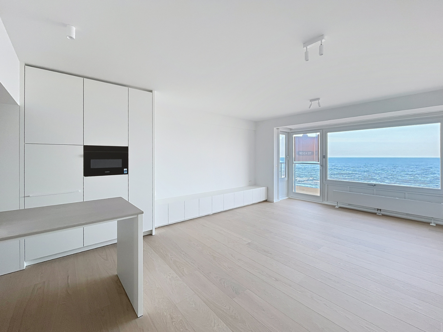 Appartement rénové deux chambres avec vue mer et situation centrale - photo 3