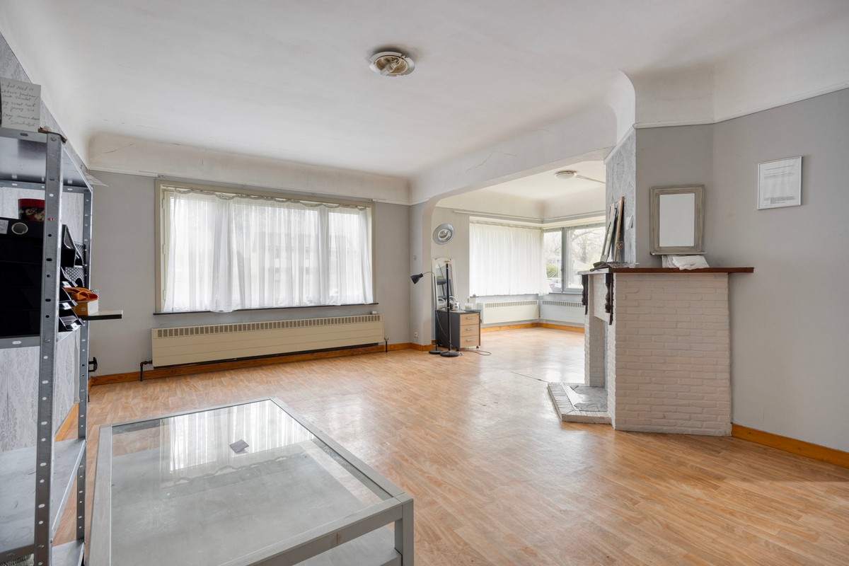Ruime te renoveren woning met 3 slaapkamers op vlot bereikbare ligging (Genkersteenweg). - foto 4