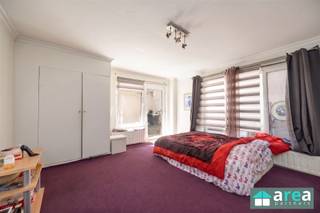 <p><span>Instapklare studio met tuin op centrale locatie in Antwerpen</span></p><p><span>Ligging:</span><span> Deze studio bevindt zich op het gelijkvloers van een gebouw aan de Dambruggestraat, op een centrale en goed bereikbare locatie in Antwerpen. U bent hier op wandelafstand van Antwerpen-Centraal en Park Spoor Noord, en heeft diverse tram- en bushaltes in de directe omgeving. Winkels, supermarkten en horeca zijn eveneens vlot te voet bereikbaar.</span></p><p><span>Indeling:</span><span> De studio is gelegen op het gelijkvloers van het gebouw. U komt binnen in een grote open ruimte waar je het slaap- en leefgedeelte combineert. Verder beschikt de studio over een open keuken. De badkamer is uitgerust met douche, toilet en handenwasser. Vanuit de leefruimte heeft u bovendien toegang tot een aangename tuin van 30,5m², een echte troef in de stad. </span></p><p><span>Kortweg, ideaal als investering of instap appartement nabij het stad.</span></p><p><span>Troeven:</span></p><ul><li><span>Tuin van 30,5m²</span></li><li><span>Gelijkvloerse ligging</span></li><li><span>EPC-label D</span></li><li><span>Elektriciteitskeuring conform</span></li></ul><p><span> </span></p><p><span> </span></p><p><span> </span></p>