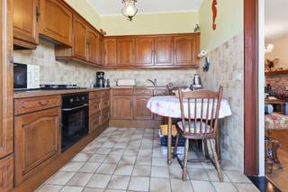 <p><span>In de </span><span>Heidelaan 30 in Lint</span><span> vinden we dit </span><span>instapklare appartement te koop</span><span> op de </span><span>tweede verdieping</span><span>. Het appartement is gelegen in een aangename en </span><span>groene omgeving</span><span>, vlakbij winkels, scholen, openbaar vervoer en belangrijke invalswegen. Dankzij de combinatie van rust, ruimte en lichtinval is dit de ideale woonst voor gezinnen of koppels.</span></p><p><span> </span></p><p><span>Het appartement beschikt over een </span><span>bewoonbare oppervlakte van ca. 85m²</span><span>, een ruime leefruimte met </span><span>2 volwaardige slaapkamers</span><span>.</span></p><p><span> </span></p><p><span>Indeling:</span></p><p><span> </span></p><p><span>2de verdieping:</span></p><ul><li><span>Inkomhal</span></li><li><span>Aparte toilet</span></li><li><span>Lichtrijke leefruimte</span></li><li><span>Eetruimte</span></li><li><span>Geïnstalleerde keuken</span></li><li><span>Hal</span></li><li><span>Hobbyruimte</span></li><li><span>Slaapkamer 1</span></li><li><span>Slaapkamer 2</span></li><li><span>Badkamer met ligbad</span></li></ul><p><span> </span></p><p><span>Troeven:</span></p><ul><li><span>Rustige en groene ligging</span></li><li><span>mogelijkheid tot garagebox aan €25.000</span></li><li><span>Kelder</span></li><li><span>Dubbel glas</span></li><li><span>Veel lichtinval</span></li><li><span>Nieuwe ketel</span></li><li><span>EPC B</span></li></ul><p><span> </span></p><p><span>Ben jij geïnteresseerd in dit appartement te koop in Lint, ben je op zoek naar ander vastgoed, een investering of wens je de waarde van jouw eigendom te kennen? Dan ben je bij BOLT Immo aan het juiste adres! Wij helpen jou graag verder. </span></p><p><span> </span></p>