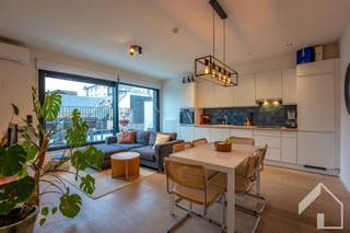 Luxueus gerenoveerd (2017) dakappartement met 1 slaapkamer en een prachtig ruim terras in centrum Antwerpen. Gelegen op een toplocatie in de...