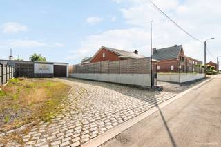 Deze veelzijdige en instapklare eigendom combineert <strong>ruim wonen met professionele mogelijkheden</strong>, ideaal voor zelfstandigen of wie wonen en werken wil combineren.<br /><br /><strong>Indeling gelijkvloers</strong><br /><br />Bij binnenkomst vindt u een ruime <strong>inkomhal die perfect kan dienen als bureel of handelsruimte</strong> (ca. 45 m²), aangevuld met <strong>een garage van 35 m²</strong> met automatische poort.<br /><br />Verder beschikt deze verdieping over:
<ul>
	<li>Burelen (ca. 40 m²) met berging en afzonderlijk toilet;</li>
	<li>Een lichtrijke <strong>eetplaats van 55 m²</strong> met zicht op de tuin en het terras;</li>
	<li>Volledig ingerichte keuken met gezellige ontbijthoek;</li>
	<li>Badkamer met toilet en inloopdouche;</li>
	<li>Wasplaats/technische ruimte.</li>
</ul>
<strong>Verdieping</strong><br /><br />De eerste verdieping omvat:
<ul>
	<li>Nachthal;</li>
	<li><strong>4 volwaardige slaapkamers</strong> (17 m² – 17 m² – 8,7 m² – 16 m²);</li>
	<li>Ruime dressing (13 m²);</li>
	<li>Extra gedeelte met nog eens <strong>2 slaapkamers</strong> (elk 11 m²) en polyvalente ruimte van 26 m² (ideaal als hobbyruimte, bureau of speelkamer);</li>
	<li>Zolderverdieping (kruipzolder).</li>
</ul>
<strong>Buitenruimte</strong><br /><br />De woning beschikt over een <strong>aangelegde koer/terras</strong>, ideaal om te genieten van rust en privacy.<br /><br /><strong>Bijgebouw</strong><br /><br />Achteraan bevindt zich een <strong>loods/magazijn van ca. 150 m² </strong>(gedeeltelijk met verdieping), met een ruime oprit van ca. 190 m² en <strong>een extra uitweg via de zijstraat (Zaveleinde).</strong><br /><br /><u>Troeven van dit pand</u>

<ul>
	<li>Warmtepomp (recent vernieuwd);</li>
	<li>Zonnepanelen aanwezig;</li>
	<li>Bewoonbare oppervlakte: 324 m²;</li>
	<li>Perceeloppervlakte: 742 m²;</li>
	<li>Instapklare woning;</li>
	<li>Sterke visibiliteit en commerciële ligging.</li>
</ul>
<br />EPC-label: C<br /><br />Benieuwd naar dit pand of een andere eigendom? www.coventa.be – 051 222 051