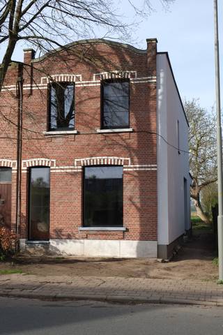 Instapklare, volledig gerenoveerde halfopen woning met karakter en moderne luxe (EPC A)<br /><br />Op zoek naar een woning waar charme en hedendaags comfort perfect samenkomen? Deze prachtige halfopen bebouwing uit 1932 werd in 2025 totaal gerenoveerd met oog voor detail en kwaliteit. Enkel drie muren bleven behouden — verder is letterlijk alles nieuw: elektriciteit, sanitair, technieken en afwerking. Hier woon je zorgeloos in een huis dat aanvoelt als nieuwbouw.<br /><br />De karaktervolle voorgevel werd met veel respect voor de authentieke stijl vernieuwd en vormt een warme, uitnodigende eerste indruk.<br /><br />Bij het binnenkomen word je verwelkomd in een lichtrijke glazen inkomhal die meteen het unieke karakter van deze woning onderstreept. Links bevindt zich de gezellige leefruimte, rechts de volledig nieuw geïnstalleerde keuken. Vanuit de keuken en het terras geniet je van een open, vrij uitzicht achteraan én een zonnige zuidwestgerichte tuin — ideaal om te genieten van de namiddag- en avondzon.<br /><br />Op het gelijkvloers vind je daarnaast een praktische berging, gastentoilet en een kelder.<br /><br />De eerste verdieping telt drie volwaardige slaapkamers en een stijlvolle, volledig vernieuwde badkamer in beton ciré, uitgerust met bad, douche, wastafel en toilet.<br /><br />Troeven van deze woning:<br /><br />* Volledig gerenoveerd in 2025 – instapklaar<br />* Energiezuinig (**EPC A**) met zonnepanelen (installatie april 2025)<br />* Vloerverwarming op het gelijkvloers en in de badkamer<br />* Voorzieningen voor airco in de 2 grootste slaapkamers<br />* Open zicht achteraan<br />* Zuidwestgerichte tuin (middag- en avondzon)<br />* Privé parkeerplaats voor 1 wagen vlak voor de woning<br />* Perceel van 396 m² – bewoonbare oppervlakte ca. 150 m²<br /><br />Kortom: een unieke kans om te wonen in een nieuwbouwwoning met karakter, zonder de typische nieuwbouwkosten.<br /><br />Vraagprijs: €449.000 (excl. registratierechten en notariskosten)<br /><br />📅 Kijkdag op zondag 12/04 - bezoeken enkel op afspraak (bijna volzet)<br />Bij grote interesse wordt een extra kijkmoment voorzien.<br />