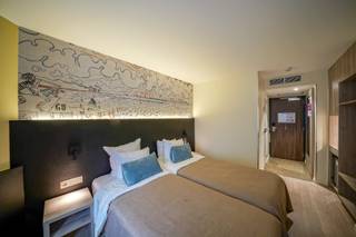 Deze moderne hotelkamer bevindt zich in het 4-sterren Mercure Hotel, gelegen in het historische centrum van Oostende, de koningin der...