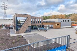 Recent semi-industrieel gebouw met appartement gelegen op het industrieterrein Genk-Zuid, op enkele kilometers van zowel de E313 als de E314 (met directe verbindingen naar Antwerpen, Duitsland en Nederland). Het gebouw bestaat uit een ingericht appartement op de verdieping met een mooi terras, ingerichte kantoren met achterliggend magazijn en luifel. Het terrein van 5469m² is volledig omheind en voorzien van voldoende parkeerplaatsen en een gedeeltelijke verharding. De site biedt mogelijkheden tot uitbreiding of buitenopslag. Verder beschikt het gebouw over een PV-installatie.<br /><br />KENMERKEN GELIJKVLOERS:<br />- oppervlakte: 338m²<br />- indeling: onthaal, ruim open space bureel, vergaderzaal, 3 individuele burelen, keuken/refter, sanitaire ruimte, kleedruimte, technische ruimte<br />- degelijke afwerkingsgraad, volledig ingerichte kantoren, voorzien van airco's op warmtepompen<br /><br />KENMERKEN VERDIEPING:<br />- oppervlakte: 190m² (kantoor: 80m², appartement: 110m²)<br />- indeling: <br />* kantoor: ruime vergaderzaal/multifunctionele ruimte<br />* appartement: mooi ingericht appartement met een ruime woonkamer en open keuken, twee slaapkamers en een ruim terras<br /><br />KENMERKEN BEDRIJFSHAL:<br />- oppervlakte: 362m² + 80m² mezzanine + 192m² luifel<br />- staalconstructie met geïsoleerde wand- en dakpanelen<br />- VH: 6m<br />- 1 elektrische sectionaalpoort<br />- gepolierde betonvloer<br />- inpandig magazijn kleine materialen en refter <br /><br />TROEVEN:<br />- wonen en werken op één locatie!<br />- uitbreidingsmogelijkheden of mogelijkheid voor buitenopslag<br />- PV-installatie<br /><br />Info: 0478/930500 of info@jansenrealestate.be