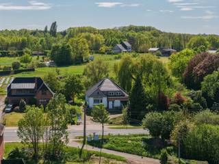 Cette propriété située sur la Diestsesteenweg 215 à Rillaar offre de nombreuses possibilités pour ceux qui recherchent un projet de rénovation dans un endroit pratique. Située à la périphérie de la ville d'Aarschot, dans une zone verte avec vue sur les champs derrière, vous profiterez ici du calme et de la nature, tout en ayant un accès facile au centre-ville, à la gare et à l'autoroute E314.<br /><br />La propriété a une surface habitable de 218 m² et comprend actuellement quatre chambres, un salon, une cuisine et une salle de bains. L'étage mansardé offre un espace supplémentaire pour créer deux pièces supplémentaires ou un studio. La structure est solide et pose les bases d'une maison familiale moderne et sur mesure.<br /><br />Sur le terrain de 1 994 m², vous trouverez un jardin spacieux avec des arbres fruitiers matures et de belles vues sur la campagne environnante. Idéal pour les amateurs de jardinage ou de vie en plein air.<br /><br />La toiture a déjà été entièrement rénovée. La maison est en grande partie en sous-sol, ce qui offre un espace de stockage supplémentaire. Une rénovation est nécessaire, mais la combinaison de l'emplacement, du volume et du potentiel fait de cette maison une opportunité intéressante.<br /><br />Intéressé(e) ? Contactez-nous pour plus d'informations ou pour une visite.