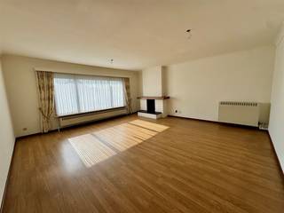 <p><span>Gezellig 2-slaapkamer appartement met terrasje en autostaanplaats nabij het centrum van Maaseik. </span></p><p><span> </span></p><p><span>ALGEMEEN </span></p><p><span>- Zeer rustige ligging, doch op wandelafstand van het centrum van Maaseik. </span></p><p><span>- Appartement gelegen op de eerste verdieping. Geen lift aanwezig in het gebouw. </span></p><p><span>- Oprit aan de zijkant van het gebouw inbegrepen in de huurprijs. </span></p><p><span>- Houten ramen met dubbele beglazing en rolluiken aanwezig. </span></p><p><span>- Geen gemeenschappelijke kosten. </span></p><p><span>- Gas, water en elektriciteit individueel per appartement. </span></p><p><span> </span></p><p><span>INDELING: </span></p><p><span>- Inkomhal met trap naar de eerste verdieping. </span></p><p><span>- Privé hal met toegang tot alle vertrekken. </span></p><p><span>- Ruime woonkamer met grote raampartijen waardoor men geniet van veel lichtinval. Sierhaard en gordijnen aanwezig. </span></p><p><span>- Geïnstalleerde keuken voorzien van oven, kookplaat met dampkap en spoeltafel. </span></p><p><span>- 2 ruime slaapkamers met plaats voor een dubbel bed. </span></p><p><span>- Badkamer met wasmeubel, ligbad en toilet. Aansluiting voor wasmachine. </span></p><p><span>- Bergruimte naast slaapkamer 1. </span></p><p><span>- Kelderberging aanwezig. </span></p><p><span>- Mogelijkheid tot het plaatsen van voertuigen op de oprit aan de zijkant van het gebouw. </span></p><p><span> </span></p><p><span>Vrij per direct. </span></p><p><span> </span></p><p><span> </span></p><p><span> </span></p>