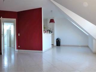 Ruim dakappartement te Melle, op/afrit E40 Wetteren - R4 Melle en station Melle op 5 min rijden. Openbaar vervoer op wandelafstand. Beschikt over...