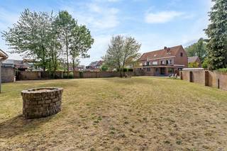 Op een uitstekende locatie te Rumst bevindt zich deze woning met 5 slaapkamers en een zeer ruime tuin met bijgebouwen en tal van mogelijkheden...