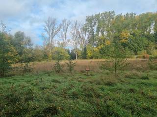 Een mooi perceel landbouwgrond,gelegen langs de Weesbeek.Totale oppervlakte is 54 are.Zeer geschikt om te dienen als tuinbouw,druiventeelt,landbouw...