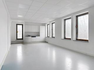 Bent u op zoek naar een functionele en strategisch gelegen bedrijfsruimte? <br />Dan is dit volledig gerenoveerd industrieel pand op de grens met Schelle en Aartselaar ideaal als activiteits- en/of opslagruimte. <br />Dankzij de uitstekende ligging vlakbij de A12 geniet u van een vlotte verbinding tussen Brussel en Antwerpen, perfect voor ondernemers die mobiliteit en bereikbaarheid belangrijk vinden.<br />De opsplitsbare units zijn voorzien van vloerverwarming, wat zorgt voor een aangenaam werkklimaat. Daarnaast beschikt het gebouw over een goederenlift, waardoor het laden en het lossen van goederen efficiënt verloopt.<br />Naast de eigen ruimte kan u gebruikmaken van verschillende gemeenschappelijke faciliteiten, zoals een vergaderruimte, een gezellige refter met uitgeruste keuken en een ruim dakterras om even te ontspannen.<br />Een extra troef is de aanwezigheid van een conciërge in het gebouw, die zorgt voor een vlotte werking en extra gemak.<br />LET OP: Deze units zijn NIET bestemd voor kantoorruimtes.<br />Prijs: € 130 (gelijkvloers) of € 120 (eerste verdieping)/m²/jaar (exclusief 21% BTW) + € 15/m²/jaar servicekosten (exclusief 21% BTW).<br />Een parking op 100 meter van het gebouw is verplicht mee te huren aan € 50/maand (exclusief 21% BTW).<br /><br />Op de website kan u onder "Documenten" enkele opties bekijken hoe de units eventueel kunnen worden ingedeeld.<br />Uiteraard kunnen hieraan in samenspraak met de eigenaar wijzigingen worden aangebracht.<br /><br />Neemt u gerust contact op met ons kantoor om een plaatsbezoek in te plannen!