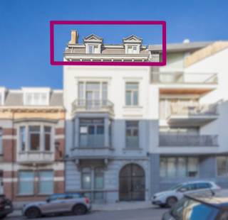 <p>Dit karaktervolle duplex penthouse appartement in Vorst bevindt zich op de derde verdieping van een kleinschalige en goed onderhouden mede-eigendom in een prachtig herenhuis met beschermde voorgevel. Het gebouw werd in 2007 volledig gerenoveerd en heringericht tot vier kwalitatieve wooneenheden, waarbij het authentieke karakter zorgvuldig werd behouden.</p><p>Bij het betreden van het appartement valt meteen de warme sfeer op dankzij de mooie parketvloeren en de aangename lichtinval. De leefruimte biedt een gezellige en comfortabele woonomgeving en sluit aan op een tijdloze, volledig ingerichte halfopen keuken. Vanuit de keuken heeft u rechtstreeks toegang tot het mooie dakterras van 8m², een ideale plek om in alle rust te genieten van een ontspannen moment in de buitenlucht.</p><p>Verder beschikt het appartement over twee ruime slaapkamers en een afzonderlijk bureau. De woning beschikt over twee badkamers, waarvan één uitgerust is met een bad en dubbele wastafel en de andere met een douche en wastafel. Een aparte toiletruimte en een praktische berging verhogen het dagelijkse wooncomfort.</p><p>Een bijkomende troef is de zeer ruime privatieve kelder van 7m², ideaal voor extra opslag. Bovendien bestaat de mogelijkheid om twee autostaanplaatsen aan te kopen in het naburige gebouw.</p><p>Het appartement verkeert in uitstekende staat van onderhoud en is momenteel verhuurd.</p><p>De ligging in Vorst is bijzonder aantrekkelijk. U woont hier in een groene omgeving, op wandelafstand van zowel het Park van Vorst als het Dudenpark. Winkels, scholen en diverse voorzieningen bevinden zich in de directe omgeving. Ook de bereikbaarheid is uitstekend dankzij de nabijheid van openbaar vervoer, met een tramhalte op slechts 200 meter en een treinstation (Brussel Zuid) op ongeveer 2 kilometer. Bent u op zoek naar een karaktervol appartement met terras op een topligging in Vorst, dan is dit pand zeker een bezoek waard.</p>