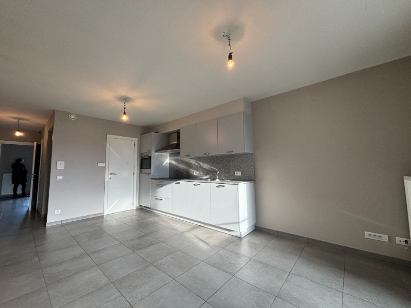 Instapklaar 1-slaapkamerappartement met TERRAS en AUTOSTANDPLAATS te huur in Torhout - foto 2