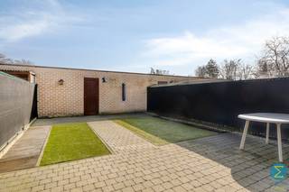 Dit gezellige en goed onderhouden gelijkvloers appartement is gelegen aan de rand van de gemeente en beschikt o.a. over twee slaapkamers, een...