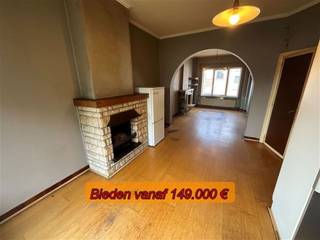 Karaktervolle woning met inkom, woonkamer op eerste verdieping met keuken, op de eerste verdieping 2 slaapkamers en berging, badkamer met ligbad en lavabo, op de derde verdieping 2 slaapkamers, gelijkvloers ruime garage met douche en ruimte voor wasmachine en droogkast, tuin, CV op gas, dubbel glas.