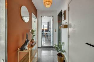 <p>Voor meer info of een bezoek, bel 053 59 49 32 - Dit aangename appartement bevindt zich op de <strong>eerste verdieping</strong> van een kleinschalige residentie aan de <strong>Moorselbaan 205 in Aalst</strong>, op een centrale en vlot bereikbare locatie. Winkels, scholen, openbaar vervoer en belangrijke verbindingswegen bevinden zich in de onmiddellijke omgeving. Het appartement beschikt over een <strong>lichtrijke leefruimte</strong>, een <strong>recent vernieuwde keuken</strong> en <strong>twee volwaardige slaapkamers</strong>. Daarnaast is er een <strong>privékelderberging</strong>, ideaal voor extra opslagruimte. Een bijkomende troef is het <strong>terras aan de achterzijde van het gebouw</strong>, waar u in alle rust van de buitenlucht kunt genieten. Ook op technisch vlak scoort het appartement goed. Het beschikt over een <strong>gunstig EPC-label B</strong>, de <strong>elektrische installatie is conform</strong> en er is <strong>geen asbest aanwezig</strong>. Dit maakt van het appartement een comfortabele en geruststellende keuze, zowel voor eigen bewoning als voor investering. Instapklaar appartement - Centraal gelegen aan OLV Aalst - Geen lift - Isolatienormen volgens doelstellingen.</p><p> </p>