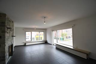<p>Bent u op zoek naar een ruim en centraal gelegen appartement in Sint-Niklaas? Dan is dit wellicht precies wat u zoekt!</p><p>Dit appartement bevindt zich op de eerste verdieping, op wandelafstand van het station en het centrum van Sint-Niklaas.</p><p>Bij binnenkomst via de ruime inkomhal krijgt u toegang tot de verschillende vertrekken. De lichtrijke en ruime leefruimte sluit aan op een gezellig terras en grenst aan de keuken, die praktisch naast de woonkamer is gelegen.</p><p>Verder is er een aparte berging voorzien waar u gemakkelijk een wasmachine en droogkast kan plaatsen.</p><p>De badkamer is uitgerust met een douche, wastafel en toilet. Daarnaast beschikt het appartement over twee ruime slaapkamers (12 m² en 13 m²), beide voorzien van ingemaakte kasten.</p><p>Bent u benieuwd naar dit appartement? Kom gerust een kijkje nemen!</p><p>Contacteer ons via margot.raemdonck@immo-zone.be of bel 0473/51.80.58 voor een afspraak.</p>