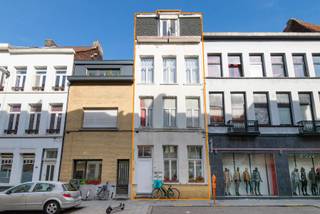 <p><br />Deze eengezinswoning werd opgesplitst in <strong>4 aparte units</strong>, elk met één slaapkamer en allemaal voorzien van een conformiteitsattest en geldig EPC. <br />De woning wordt al jarenlang verhuurd en vormt daarmee een solide basis voor wie op zoek is naar een investering met directe opbrengst.</p>
<p>Het gelijkvloers en de derde verdieping hebben een klassieke indeling. Op de eerste en tweede verdieping werd er nog geen interne verbinding gemaakt met de tussenverdiepingen; hier bereik je keuken en badkamer via de gemeenschappelijke gang.</p>
<p><strong>Stedenbouwkundig</strong> staat de woning gekend als ‘huis’. Na overleg met Stad Antwerpen werd een <strong>positief pre-advies gegeven voor drie vergunde units </strong>dus mooi perspectief biedt voor wie wil herstructureren of optimaliseren.</p>
<p><strong>Cijfers die spreken:</strong><br />- Huidige maandelijkse huuropbrengst: 2.688,87 € incl. kosten (water, gas, elektriciteit)<br />- Jaarlijkse huurinkomsten: 32.266 €<br />- Jaarlijkse energiekosten & water (2024): 6.420 €<br />- Bruto rendement: € 8,84%</p>
<p>Een interessant rendement vandaag, met nog groeipotentieel richting de toekomst.<br /><br />Waarom dit iets voor jou kan zijn?<br />- Veelzijdige woning met mogelijkheden<br />- Solide verhuurhistoriek<br />- Positief pré-advies voor 3 units<br />- 4 conformiteitsattesten aanwezig<br />-Kans om verder te optimaliseren en rendement te verhogen<br /><br />Op zoek naar een stabiele investering met toekomstperspectief?<br />Plan dan zeker een bezoek, we leiden je graag rond.</p>