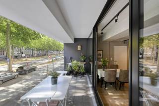 Appartement d'une chambre prêt à emménager à vendre dans le centre d'Anvers. L'appartement bénéficie d'un emplacement privilégié à Anvers. Très central, à proximité du quartier des théâtres et du Meir. En outre, l'accessibilité est garantie par la proximité de la nouvelle ville de Leien, des transports en commun et de la gare centrale. En outre, l'appartement se trouve également à distance de marche de nombreux restaurants et de belles rues commerçantes. L'appartement d'environ 79 m² est situé au premier étage d'un immeuble récent et bien entretenu. Il possède une terrasse orientée sud-est. Disposition de cet appartement à vendre : - un espace de vie lumineux grâce à de grandes fenêtres - Cuisine entièrement équipée avec comptoir à petit-déjeuner- très grand débarras avec placards intégrés et espace pour machine à laver et sèche-linge- coin repas avec placards entièrement équipés- chambre spacieuse, placards intégrés- salle de bain avec grande douche à l'italienne, double vasque et toilettesCet appartement à Anvers a été construit en 2016 et est toujours très bien entretenu, il est donc prêt à emménager. C'est un appartement parfait à vendre pour ceux qui veulent vivre confortablement dans le centre animé d'Anvers. Idéal également comme investissement.Cet appartement à vendre est proposé au prix de 335 000 euros.Vous êtes intéressé par un appartement ou une maison à vendre à Anvers ? N'hésitez pas à nous contacter.Si vous souhaitez proposer votre propre propriété à la vente, veuillez nous contacter pour une estimation gratuite, par téléphone au 03/206.76.76 ou par e-mail à antwerpen@dewaele.com.Vous pouvez également toujours contacter notre bureau d'Anvers pour toute autre question concernant l'immobilier !