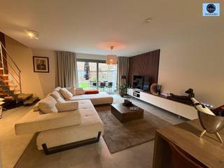 <p><span>ZEER MOOIE WONING IN HARTJE ZANDBERGEN</span></p><p><span>Richtprijs : 375.000 euro</span></p><p><span>Recente woning gebouwd in 2019 gelegen in het landelijke Zandbergen,  nabij scholen en openbaar vervoer.</span></p><p><span>Beneden treft u de inkomhal met apart toilet, ruime lichtrijke leefruimte met volledig uitgeruste keuken en</span></p><p><span>aparte berging.</span></p><p><span>Boven bevinden zich drie volwaardige slaapkamers en een badkamer voorzien van een inloopdouche en dubbele lavabo.</span></p><p><span>Zolder aanwezig, alsook gemeenschappelijke fietsenberging.</span></p><p><span>Achteraan bevindt zich de gezelige tuin met terras en berging.</span></p><p><span>Autostaanplaats voor de woning optioneel.</span></p><p><span>Troeven : gunstig EPC B</span></p><p><span>               8 zonnepanelen aanwezig</span></p><p><span>               vloerverwarming</span></p><p><span>Kom en ontdek dit pareltje!!</span></p><p><span>Aarzel niet en bel : 0489 54 69 99 of mail dylan@svena.be</span></p><p><span> </span></p><p><span>Deze gegevens zijn louter informatief en wij kunnen niet aansprakelijk gesteld worden voor eventuele onjuistheden.</span></p><p><span>De bewoonbare oppervlakte is slechts indicatief.</span></p><p><span> </span></p>