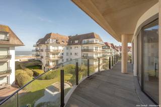 Schitterend instapklaar luxe-appartement met zeezicht, gelegen in een exclusieve villaresidentie in het Zoute. Indeling: inkomhal met vestiaire en gastentoilet. Lichtrijke woon- en eetkamer met elektrische haard. Open keuken uitgerust met hoogwaardige toestellen en een gezellige ontbijthoek. Zowel de leefruimte als de keuken geven uit op het ruime terras (30m²) met een adembenemend zicht op zee. Master bedroom met ingemaakte kasten en eigen douchekamer. Tweede volwaardige slaapkamer met bureau. Badkamer voorzien van dubbele lavabo, douche en apart toilet, evenals praktische ingemaakte kasten. Derde slaapkamer met bureau. Privatieve kelder en gemeenschappelijke fietsenberging aanwezig. Mogelijkheid tot aankoop van een dubbele garagebox (achter elkaar) in de residentie. Exclusief te koop.