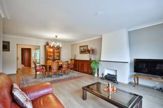 In een aangename woonwijk in Mortsel, vlakbij Fort 4 en Klein-Zwitserland, vinden we dit zeer verzorgd/ruim 2-slaapkamer appartement met...