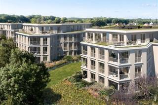 <p><span>Appartement confortable au rez-de-chaussée avec terrasse et jardin privé</span></p><p><span>Découvrez ce charmant appartement au rez-de-chaussée d'une superficie de 68 m², parfait pour une vie confortable et moderne. L'appartement dispose d'une terrasse de 5 m² et d'un jardin privé de 12 m², idéal pour profiter de l'extérieur.<br /><br /> À l'intérieur, vous trouverez une chambre et une salle de bains spacieuses, ainsi que des toilettes séparées pour plus de commodité. Le débarras est équipé de connexions pour une machine à laver, afin que vous ayez tout à portée de main.<br /><br />La chambre et le salon sont équipés de grandes fenêtres, laissant entrer beaucoup de lumière naturelle et créant une atmosphère agréable.<br /><br />Ce projet sans gaz et presque neutre sur le plan énergétique dispose d'un chauffage géothermique, d'un chauffage au sol et de panneaux solaires. Avec un niveau E allant jusqu'à 20, cet appartement répond aux normes énergétiques les plus élevées et offre une expérience de vie à l'épreuve du temps.<br /><br />Contactez-nous</span><span>pour plus d'informations et pour connaître les disponibilités en envoyant un e-mail à <span>ronnystorms@janssenenjanssen.be</span></span><span> ou en appelant le 0487/66 33 60.</span></p>