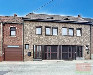 Welkom in Herzele, waar we deze instapklare eengezinswoning terugvinden op een boogscheut van de gewestweg N46 Aalst - Oudenaarde.Dankzij zijn...