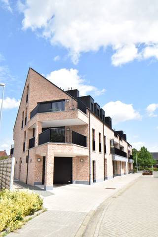 Zeer mooie moderne duplex met 3 tot 4 slaapkamers op de markt van Tielen met prachtig uitzicht op het authentieke treinstation van Tielen...