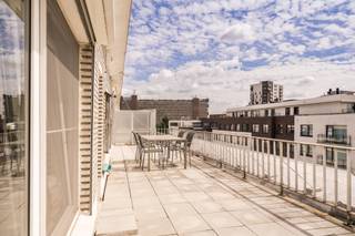 <p><span>BRIGHT PENTHOUSE WITH A SPACIOUS SOUTH-FACING TERRACE OF ±30 SQM</span></p><p><span>Located on the 6th and top floor, this pleasant penthouse combines generous natural light with a practical and well-designed layout. Its main highlight is undoubtedly the spacious terrace of approximately 30 sqm, ideally facing south and offering an attractive outdoor area to enjoy throughout the warmer months.</span></p><p><span>The apartment opens onto a spacious and bright living room, extending into a semi-open and fully fitted kitchen. This layout creates a comfortable and welcoming living environment, equally suited to everyday living and entertaining.</span></p><p><span>The night hall provides access to the sleeping quarters and includes a separate toilet. It leads to two generously sized bedrooms and a bathroom equipped with a washbasin and shower.</span></p><p><span>The property is equipped with a reinforced entrance door, a roller shutter in the main bedroom and an awning on the terrace. The electrical installation is compliant. The apartment also benefits from an EPC rating of D and a private cellar, providing additional storage space.</span></p><p><span>The location is another significant asset. The property enjoys a central setting with easy access to the main roads, public transport and several parks and green spaces.</span></p><p><span>A bright and well-proportioned penthouse offering comfortable living space, two bedrooms, a spacious south-facing terrace and a central location an attractive combination both for owner-occupiers and investors.</span></p>