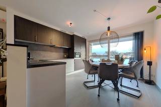 <p><span>Dit recent appartement ligt aan de Kiezelweg in Veldwezelt (Lanaken). Door de centrale ligging heeft het appartement een zeer goede bereikbaarheid met zowel Maastricht (NL) als Lanaken centrum en Bilzen-Hoeselt. Scholen, supermarkten en voorzieningen voor openbaar vervoer bevinden zich in de nabije omgeving. <br /><br />Het appartement dateert van 2017 en is up-to-date qua technieken. Zo is er vloerverwarming op de gelijkvloerse verdieping en de badkamer, en beschikt de woning over 9 zonnepanelen (1925 Wp). Daarbij hebben de eigenaars in 2024 airco's geplaatst in de woon- en slaapkamer. Verder heeft het appartement een bruikbare vloeroppervlakte van 143,41m² met drie slaapkamers. Tot slot is het appartement voorzien van veel bergruimtes. Zo is er een ruime zolder en een kelderberging met aansluitend een garage aanwezig. </span><span><br /><br />Pluspunten van het appartement:</span></p><p><span>- Goede bereikbaarheid met Maastricht (NL), Lanaken centrum en Bilzen-Hoeselt;</span></p><p><span>- scholen, supermarkten en bushaltes in nabije omgeving; </span></p><p><span>- energiezuinig (EPC label B): o.a. vloerverwarming, zonnepanelen en airco's aanwezig; </span></p><p><span>- bruikbare vloeroppervlakte van 143,41m²;</span></p><p><span>- het appartement beschikt over drie ruime slaapkamers; </span></p><p><span>- terras op het zuiden georiënteerd; </span></p><p><span>- aanwezigheid zolder, ruime berging en garage + parking voor gasten; </span></p><p><span>- waterontharder;</span></p><p><span>- elektriciteit conform; </span></p><p><span>- lage gemeenschappelijke kosten: € 85. <br /><br />Wilt u het appartement bezoeken of wenst u meer informatie te ontvangen? Neem dan gerust contact op via Iris@jemar.be of 0483110875.</span></p>