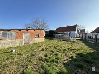 Unieke renovatie- of bouw opportuniteit op een mooi perceel van ca. 1596 m² in Sint-Gillis-Waas!Bent u op zoek naar een groot perceel met tal van...