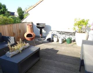 Het duplex-appartement bevindt zich op de 2de verdieping (geen lift !) en omvat : inkom, living en zithoek in parket, ingerichte keuken, mooi zonneterras, toilet, 2 ruime slaapkamers, badkamer (met bad en douche en lavabomeubel) en berging. Vrij op 1 maart.  GEEN SYNDICKOSTEN !