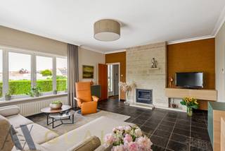 Instapklare villa op ruim perceel van +/- 30 are!<br />Deze mooie, instapklare villa (type bungalow) is ideaal voor wie op zoek is naar ruimte en comfort en rust. De woning beschikt over 3 volwaardige slaapkamers, een volledig ingerichte keuken en badkamer, een ruime zolder die nog tal van mogelijkheden biedt, een kelder én een inpandige garage. Het huis is bijzonder goed onderhouden en meteen bewoonbaar. <br />Buiten geniet u van een indrukwekkende terrein van maar liefst +/-30 are, met een verzorgd tuinhuis en een grote, groene tuin die via een handige zijweg (Zijpstraat) bereikbaar is – ideaal voor wie extra privacy of toegang wenst. Deze eigendom biedt niet alleen praktische indeling en veel bergruimte, maar ook een zee aan potentieel voor uitbreiding of hobby’s.<br />De woning is uitgerust met rolluiken, ALU schrijnwerk met dubbele beglazing, een inbouwcassette in de leefruimte.<br />Daarnaast bestaat de mogelijkheid om aanpalend (verbonden aan de villa met een al dan niet afsluitbare gang) een kantoorruimte (101 m²) bij aan te kopen. Waardoor een ideale combinatie wonen-werken kan ontstaan. Dit biedt mogelijkheden naar vrije beroepen en handelaars, gezien de grote visibiliteit langsheen de gewestweg. De villa beschikt ook over een ruime oprit voor meerdere wagens, alsook zijn er parkeerplaatsen gelegen vóór de kantoor-en/of handelsruimte. EPC: 383 kWh/m²/j., energielabel: D en UC: 3610656-RES-1.<br />Kortom: een ideale gezinswoning al dan niet gecombineerd met kantoorruimte, met tal van troeven. Kom deze parel zelf ontdekken en laat u verrassen door de ruimte, rust en mogelijkheden die deze villa u te bieden heeft! Meer info: 052/52.05.05 of axel@ax-quality.be