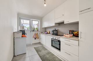 TE KOOP GERAARDSBERGEN<br />Dit volledig gerenoveerde appartement ligt op de eerste verdieping van een rustige residentie (zonder lift) in Moerbeke. Dankzij de centrale ligging heb je werkelijk alles binnen handbereik: winkels, winkels, slagers, bakkers, openbaar vervoer,…<br />Je geniet er van een inkomhal (met praktische inbouwkasten), een lichtrijke woonkamer, een volledig uitgeruste keuken en een comfortabele slaapkamer.<br />Het gezellige terras kijkt uit op groen, perfect om te ontspannen en te genieten van de rust. Extra troef: Er is een parkeerplaats direct voor het gebouw.<br />Bent u op zoek naar een uitstekende investering in vastgoed? Deze opbrengsteigendom biedt een unieke kans! Het appartement is vlot verhuurbaar, wat zorgt voor een correcte inkomstenstroom. Dit maakt het pand ideaal voor investeerders die op zoek zijn naar een zorgeloze investering met een aantrekkelijk rendement.<br /><br />Interesse om deze eigendom te bezichtigen? Neem vandaag nog contact met ons op! Contacteer Emilie: 0472/59.05.39 – emilie@cornelis-partners.be