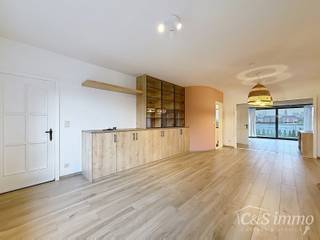 Verzorgde woning met zonnige tuin, gelegen in een aangename woonwijk. De inkomhal is voorzien van een vestiaire en een gastentoilet. De ruime leef-...