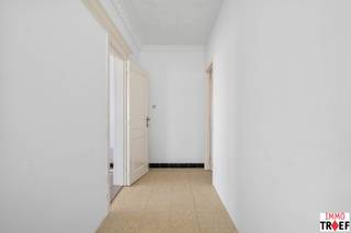 <p>Deze woning is rustig gelegen met een vlotte verbinding naar het centrum van Oudegem en vlakbij Appels, Dendermonde, Schoonaarde, Mespelare, Gijzegem en Aalst. In de nabije omgeving zijn voorzieningen zoals winkels, scholen, openbaar vervoer, fiets-en wandelpaden. De woning is momenteel verhuurd voor 650 €/maand wat dit ook interessant maakt als investering. Huidige indeling: een inkomhal, een aparte zit-en eetruimte, een geïnstalleerde keuken, een kelder en een apart toilet. Op de verdieping bevinden zich een nachthal, twee slaapkamers en een badkamer met wastafel, douche + een tweede toilet. TROEVEN: géén renovatieplicht, rustig maar zeer centraal gelegen, woning met een maandelijkse huuropbrengst van 650 €/maand, kortom een unieke kans! Vragen, meer info of een bezoek? Contacteer Charlotte van IMMO TROEF: 052 52 52 00 – info@immotroef.be</p>