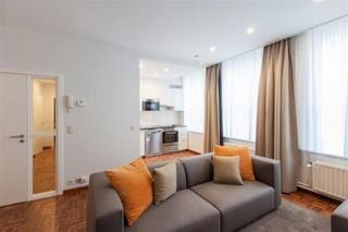 Mooi appartement met 1 slaapkamer en 1 badkamer, MEUBILAIR, ideaalgelegen op een steenworp afstand van de Louizalaan, vlakbij restaurants, bioscopen,...