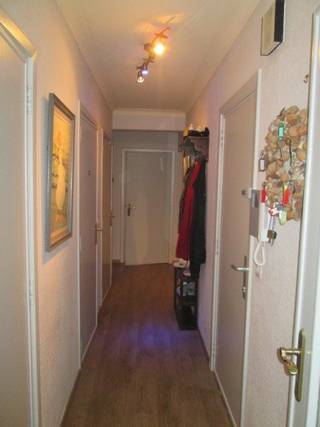 Dit ruime appartement van 95 m2 bevindt zich in de bruisende badplaats Oostende. Het appartement beschikt over drie slaapkamers, ideaal voor een gezin of voor mensen die graag gasten ontvangen. Het is gelegen in de residentie VERA CRUZ, een gebouw at teeds een gevelrenovatie in crepi onderging enkele jaren geleden..<br /><br />Het appartement heeft een EPC-waarde van 157kwh/m2 . Nieuw epc van 20 maart 2026.<br />Nieuwe verwarmingselementen in de slaapkamers, collectieve verwarming. Heel energiezuinig!<br /><br />De ligging van het appartement is een groot pluspunt. Het bevindt zich op wandelafstand van het strand, de winkels en het openbaar vervoer. Ook de gezellige dijk van Oostende is vlakbij, waar je kan genieten van een heerlijke wandeling of een drankje op een terras.<br /><br />Kortom, dit appartement in Oostende is ideaal voor wie op zoek is naar een ruime woonst op een toplocatie.