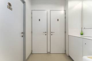 Langs de Woumenweg in Diksmuide bevindt zich deze unieke handels-/opbrengsteigendom. Door zijn uitstekende locatie geniet deze eigendom van een enorme visibiliteit en veel passage. Vlakbij bevinden zich talrijke bedrijven in het nabije industrieterrein en Campus Cardijn van de scholengroep Tsaam. <br /><br />De handelsruimte op het gelijkvloers is momenteel ingericht als frituur/eethuis met professionele keuken. Binnen zijn er 75 zitplaatsen, op het terras nog eens 70. <br /><br />De handelsruimte wordt vervolledigd door extra bergruimte, koelcel, diepvriescel, toilet en een overdekte opslagplaats buiten. De huidige zaak is reeds meer dan 20 jaar toonaangevend in zowel Diksmuide als de wijde regio Diksmuide - Ieper. <br /><br />Op de eerste verdieping bevinden zich 2 verhuurde appartementen. Deze zijn als volgt ingedeeld: Via de inkomhal komt men in de lichtrijke leefruimte met open keuken voorzien van koelkast, gasfornuis, oven en vaatwasmachine. Vervolgens zijn er twee volwaardige slaapkamers, een berging en de badkamer die uitgerust is met inloopdouche en lavabo. Beide appartementen zijn voorzien van een ruim en zonnig terras. <br /><br />Bouwtechnisch is dit gebouw voorzien van HR-beglazing met aluminium raamwerk, 2 regenwaterputten (2x 15 000L), centrale verwarming op aardgas, L-L warmtepomp en een zonneboiler. <br /><br />Interesse in een unieke investering of kriebelt het om een eigen zaak te hebben? Aarzel niet en leg vrijblijvend uw afspraak vast!<br /><br />