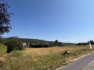 BUILDING PLOT with CENTRAL LOCATION at the foot of the MUZIEKBOS in Ronse. This parcel of 489M² is suitable for a CLOSED BUILDING and offers all the possibilities for creating a MODERN, ENERGY-EFFICIENT FAMILY HOME with a pleasant outdoor space. Here, you can enjoy a GREEN, PEACEFUL ENVIRONMENT with the Muziekbos literally around the corner, ideal for relaxing walks and bike rides through the FLANDERS ARDENNES and the PAYS DES COLLINES. At the same time, the center of Ronse, shops, schools, and public transport are within short distance.<br /><br />Address: Ninoofsesteenweg 348 in Ronse<br /><br />No building obligation applicable; P-score: B; Administrative measures in measures register: no.; Available upon deed