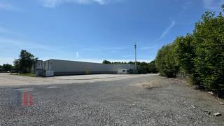 Fenomenaal gelegen loods met een oppervlakte van 7.600 m² en een kantoorruimte van 185 m² te huur met een buitenstockage van 915 m² .Het magazijn met...