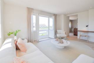 Volledig gerenoveerd hoekappartement afgewerkt met hoogwaardige materialen en met een prachtig zicht op het Zegemeer. Indeling: Inkom met gastentoilet en vestiaire. Volledig geïnstalleerde open keuken afgewerkt met kwalitatieve materialen en aanpalend de eettafel. Aparte ruime berging voorzien van aansluiting voor het plaatsen van een wasmachine en droogkast. Lichtrijk salon uitgevend op het terras vooraan. Vanuit de keuken en leefruimte kan men genieten van een prachtig zicht op het Zegemeer. Masterbedroom met ingemaakte kasten, douche, apart toilet en eigen terras. Tweede en derde volwaardige slaapkamer met ingemaakte kasten en een geconnecteerde douchekamer. Op de bovenste verdieping van de residentie is een extra kamer gelegen met ingemaakte kasten en lavabo. Mogelijkheid tot aankoop van een garagebox met ruime berging in de residentie.