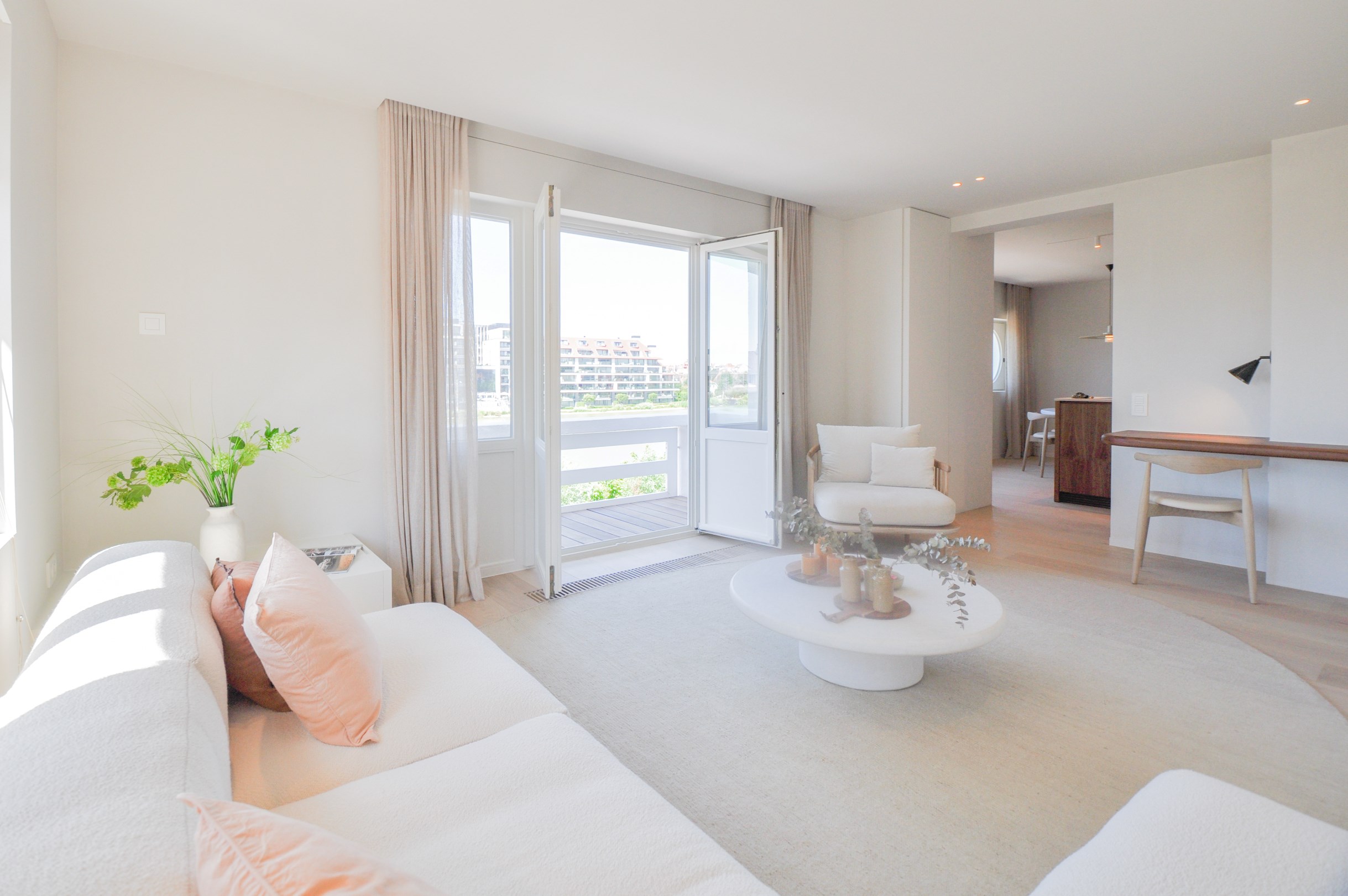 Appartement d'angle entièrement rénové avec une belle vue sur le lac de la Victoire. - photo 2